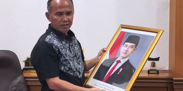 Wakil Ketua DPRD Sukabumi Turunkan Foto Gibran Dari Ruang Kerja