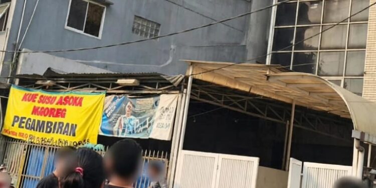 Rumah Makan Padang Di Rawamangun Terbakar, Ibu Dan Anak Lompat Dari Rooftop Untuk Selamatkan Diri