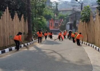 Pasukan Oranye Rutin Bersihkan Jalur Wisata Puncak, Jaga Kebersihan Lingkungan Cisarua