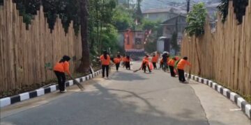 Pasukan Oranye Rutin Bersihkan Jalur Wisata Puncak, Jaga Kebersihan Lingkungan Cisarua