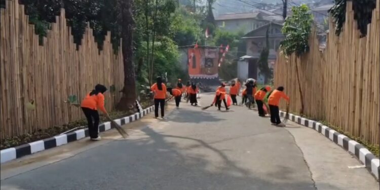 Pasukan Oranye Rutin Bersihkan Jalur Wisata Puncak, Jaga Kebersihan Lingkungan Cisarua