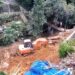 Longsor kembali terjadi di Jalan Raya Tajur, Muarasari, Kota Bogor. Material tanah menimbun alat berat, sementara petugas mengantisipasi longsor susulan.