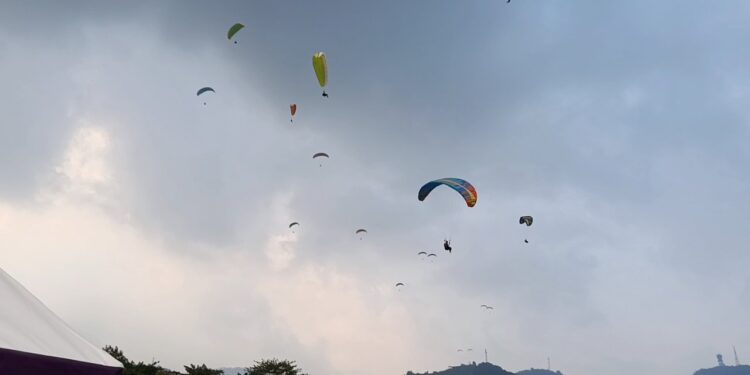150 Pilot Ikuti Kejuaraan Paralayang Di Puncak Bogor, Dorong Prestasi Atlet Dan UMKM