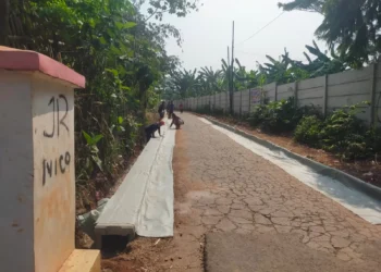 Rudy Susmanto Dorong Pemerataan Infrastruktur, Desa Cileungsi Bangun Jalan Beton dan Drainase Rp448,7 Juta