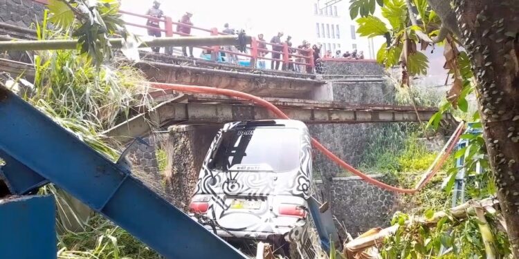 Elf Terjun Ke Sungai Di Ciawi, Pengemudi Tewas