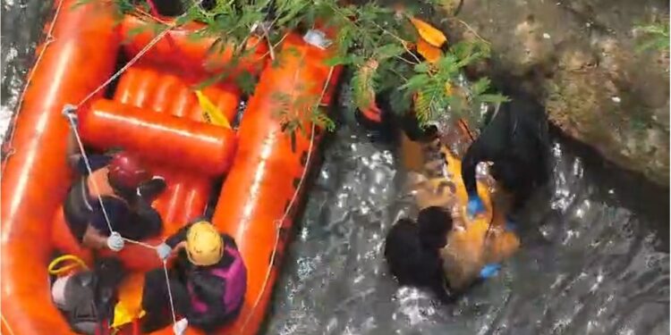 Pria Tanpa Identitas Tenggelam di Sungai Cicatih Sukabumi, Tim SAR Temukan Jasad di Kedalaman 6 Meter