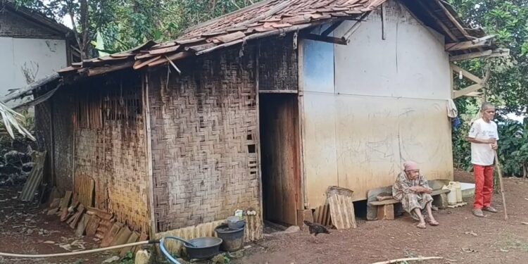 Kisah Pilu Ma Isoh Dan Bah Odin Di Sukabumi, Lansia Bertahan Di Rumah Reyot