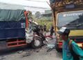 Adu Banteng Dua Truk Di Pasar Parungkuda Sukabumi, Sopir Diduga Mengantuk
