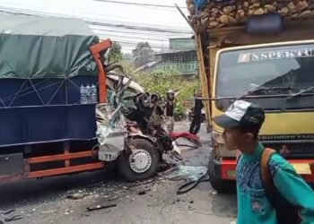 Adu Banteng Dua Truk Di Pasar Parungkuda Sukabumi, Sopir Diduga Mengantuk