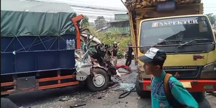 Adu Banteng Dua Truk Di Pasar Parungkuda Sukabumi, Sopir Diduga Mengantuk