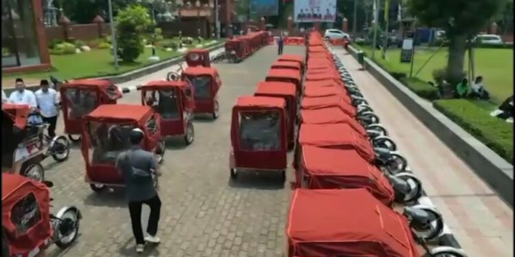 130 Tukang Becak Di Bogor Terima Becak Listrik Gratis dari Presiden Prabowo