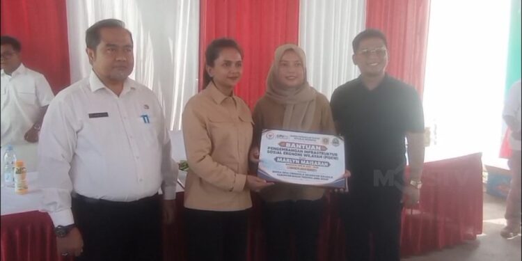 Anggota DPR RI Marlyn Maysarah Tinjau Pembangunan Infrastruktur di Cimandala Bogor Salin