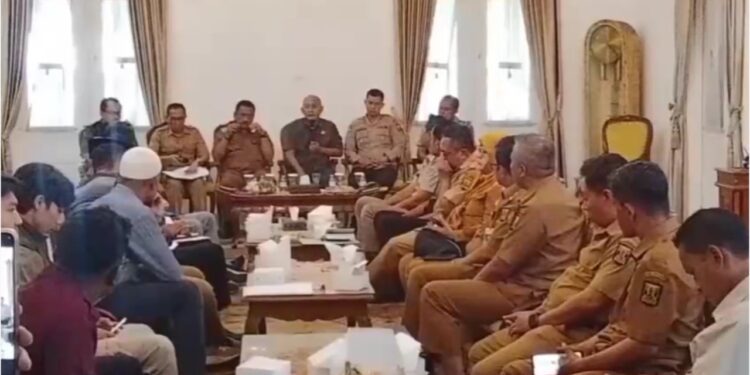 Bupati Sukabumi Terima Aspirasi Petani yang Tolak Pembangunan Yonif TP 345 Maung Sancang