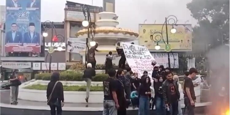 Mahasiswa Sukabumi Bakar Ban dan Lakukan Vandalisme di Tugu Adipura, Tuntut Evaluasi Pemerintahan Prabowo-Gibran