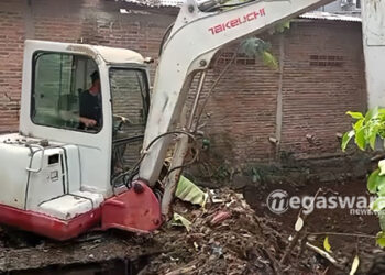 Satpol PP Kecamatan Kemang Pantau Normalisasi Kali Setu dan Tertibkan PKL